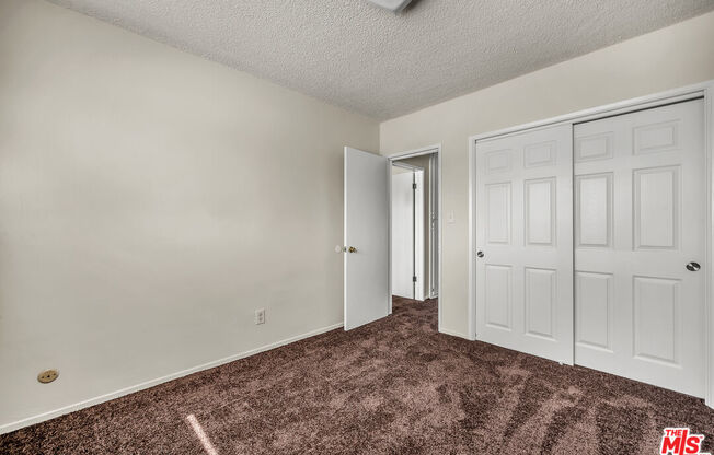 1095 W 39 ST