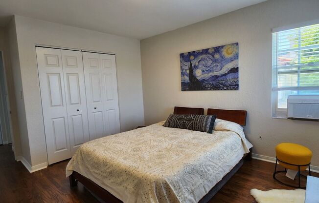 Kensington: Renovated Spacious Residence: Cook's kitchen, Includes parking
