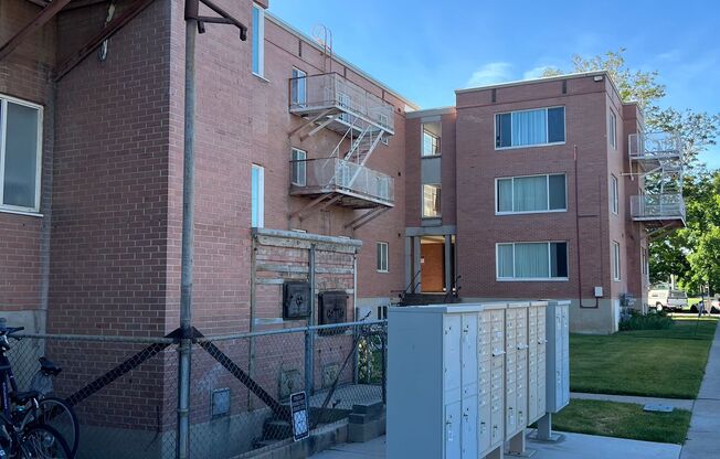 2 beds, 1 bath, $1,095, Unit 21