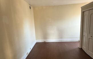 2 beds, 1 bath, $1,095, Unit Apt # 3