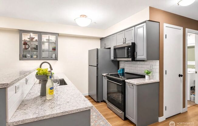 3 beds, 1 bath, $2,700, Unit UNIT 102