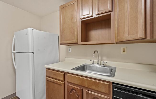 2 beds, 1 bath, 800 sqft, $749, Unit 103 W Lincoln Avenue #8