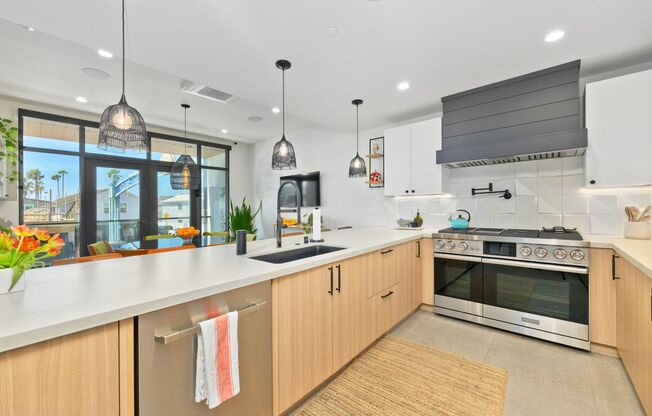 Contemporary 3 bed 2 bath furnished