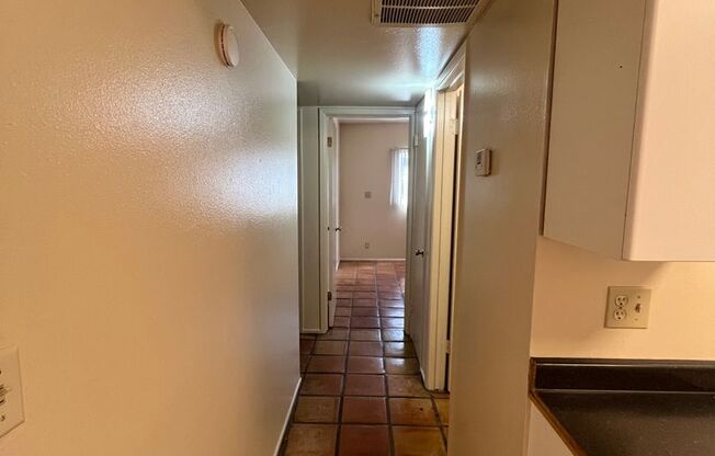 2 beds, 1 bath, 700 sqft, $1,275, Unit 08