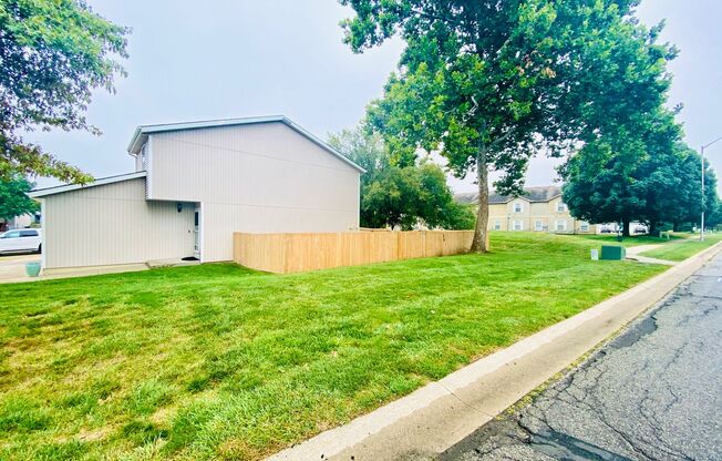 {1423} Olathe Townhome + 3Bed/2.5Bath + Fenced Yard + Easy Highway Access