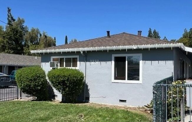 2237 Luz Ave
