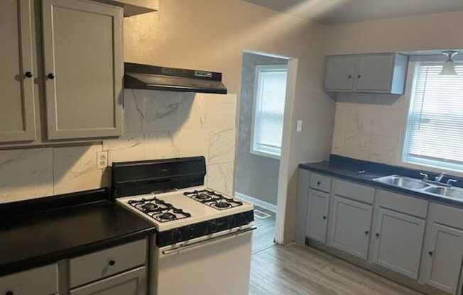 2 beds, 1 bath, $1,100