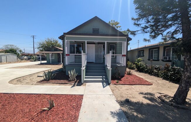 Bright & Clean 2 Bed | 1 Bath Home With a separate Den– 906 Sq. Ft. with Private Parking! Now Available!