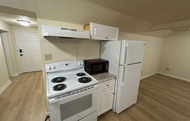 2 beds, 1 bath, $1,150, Unit Apt 8