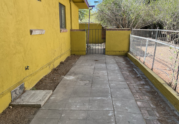 2128 E 9 ST
