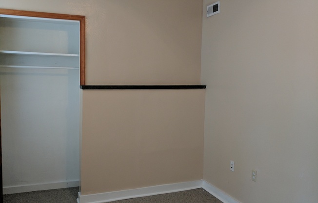 Cozy 2 Bedroom Apartment with Backyard Patio and Central Air Conditioning in South Side, Pittsburgh, PA
