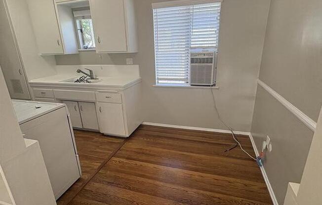 335 S LOS ROBLES AVE