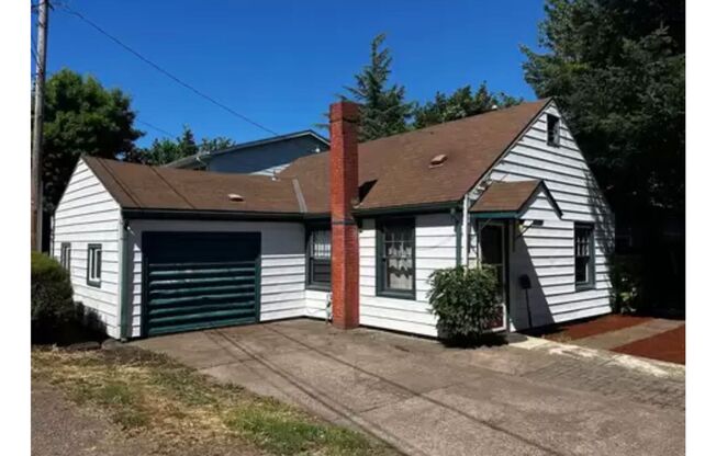 Available Now: 2 Bedroom and 1 bath house in a GREAT location!