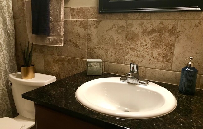 2 beds, 1 bath, 912 sqft, $1,525, Unit 1950306R