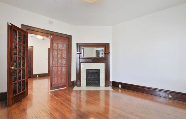 4 Bedroom , 2 Bath Newly Renovated Townhouse - Right off of High St - FREE Washer / Dryer and Off-street Parking