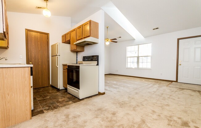 1 bed, 1 bath, 612 sqft, $1,015, Unit 1670-10 PVC