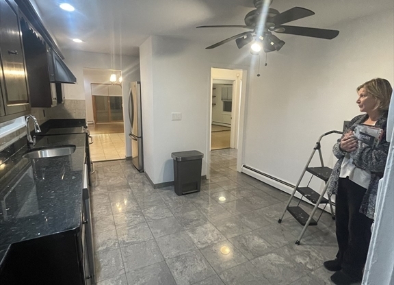 3 beds, 2 baths, 2,400 sqft, $4,700, Unit 2