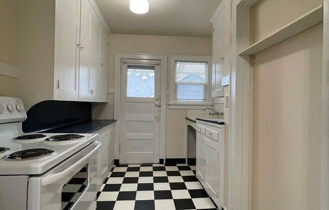 Buckman Charmer Studio~ Quick Access to Big City Amenities~ Onsite Laundry~ Fur Babies Welcome!