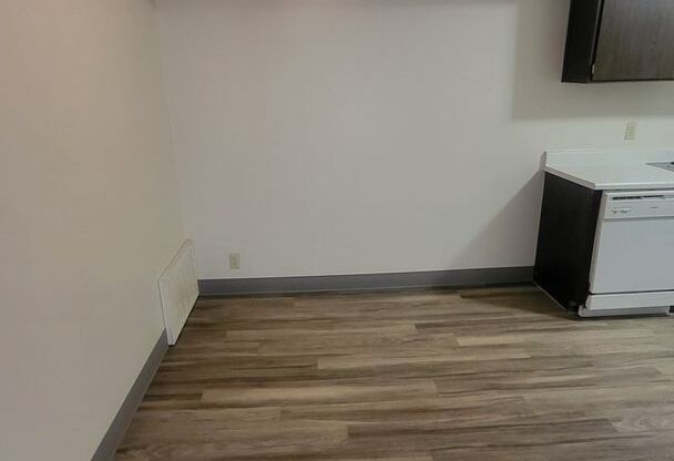 1 bed, 1 bath, 850 sqft, $950, Unit 2-221