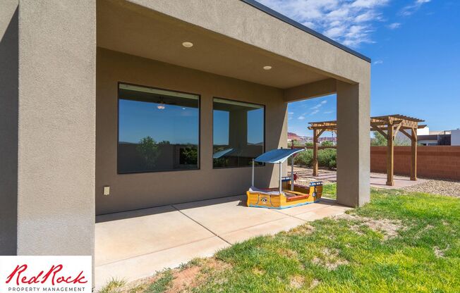 DOG FRIENDLY 4-Bedroom Modern Desert Home with Stunning Views