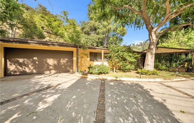 2500 Benedict Canyon Dr