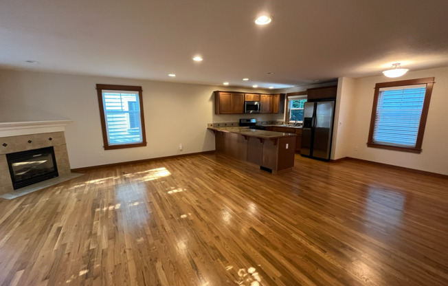 Large 3 bed/3.5 bath Greenwood Townhouse!!!