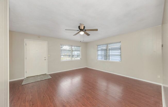 Cute & clean 3/2 with fenced yard