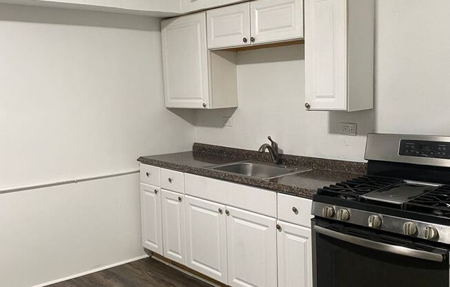 3 beds, 1 bath, $1,299, Unit 648 Center Ave Unit 1