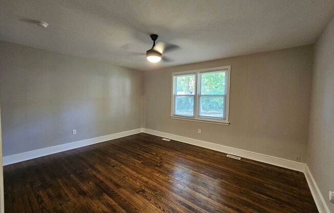 2 beds, 1 bath, $1,300, Unit Unit A