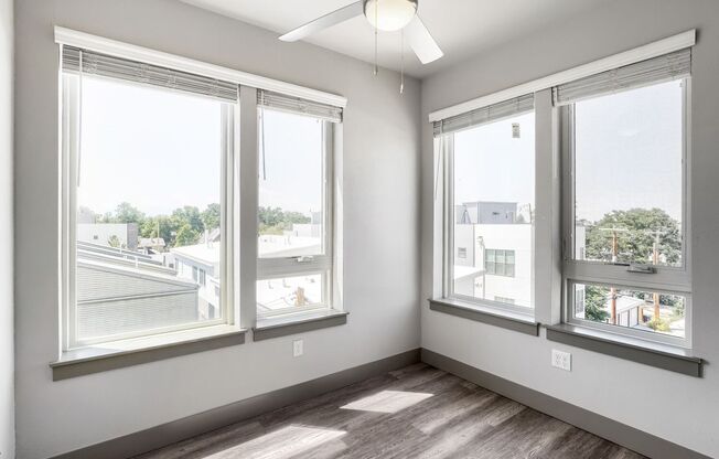 3 beds, 3 baths, 900 sqft, $2,400, Unit 204