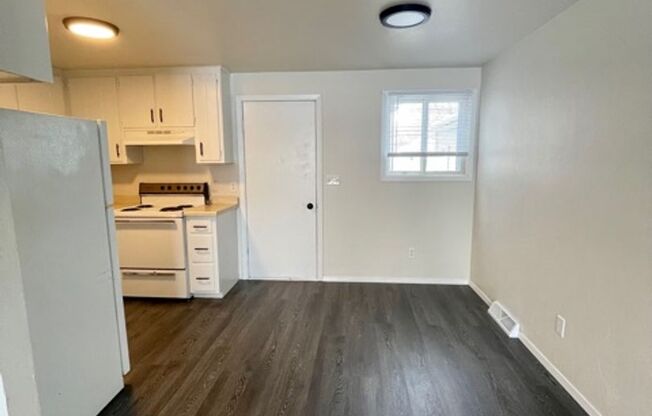 2 beds, 1 bath, 896 sqft, $1,145