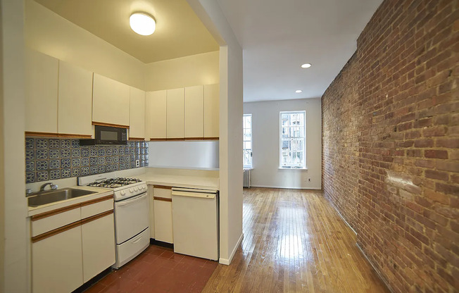 Studio, 1 bath, $2,450, Unit 4RE