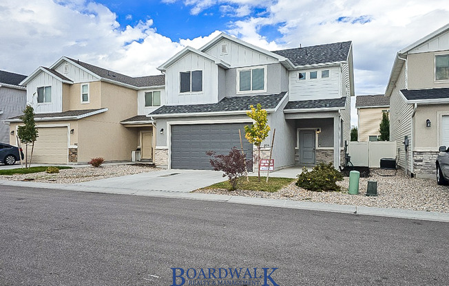 Single Family Home In Beautiful Community!