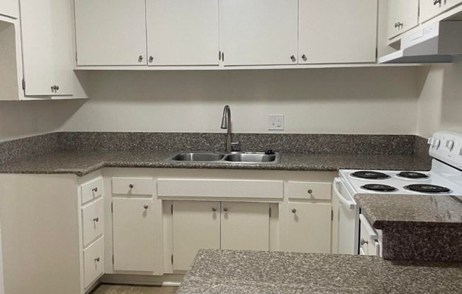 Spacious 3 bedroom unit located in Canoga Park! MOVE IN READY