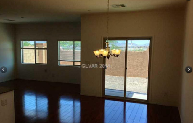 3 beds, 2.5 baths, $2,300