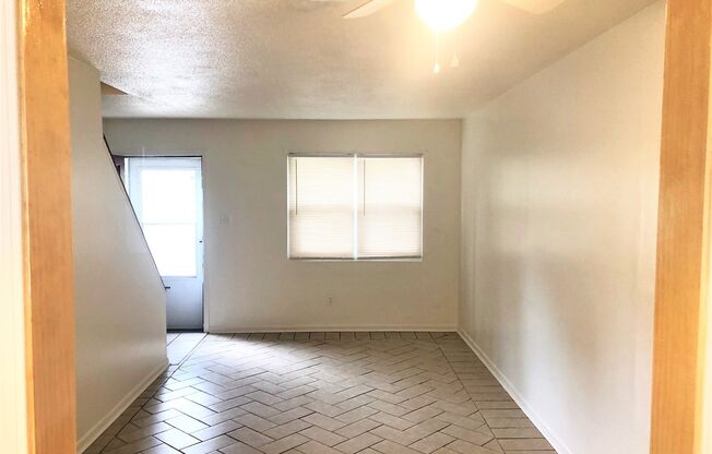 2 beds, 1 bath, 975 sqft, $998, Unit 819