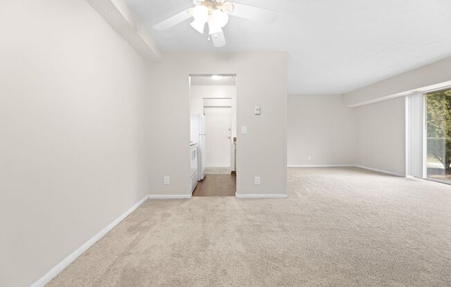 2 beds, 1 bath, 800 sqft, $1,100, Unit 379-206