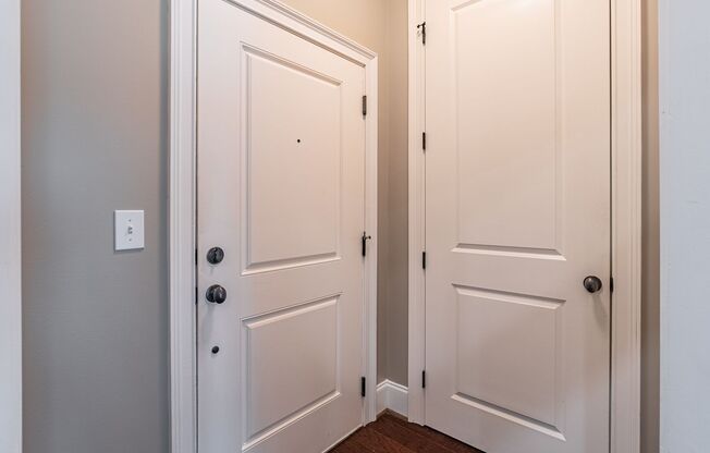 Excellently maintained 1 bedroom, 1.5 bathroom condo at The Park at East Paces in Buckhead