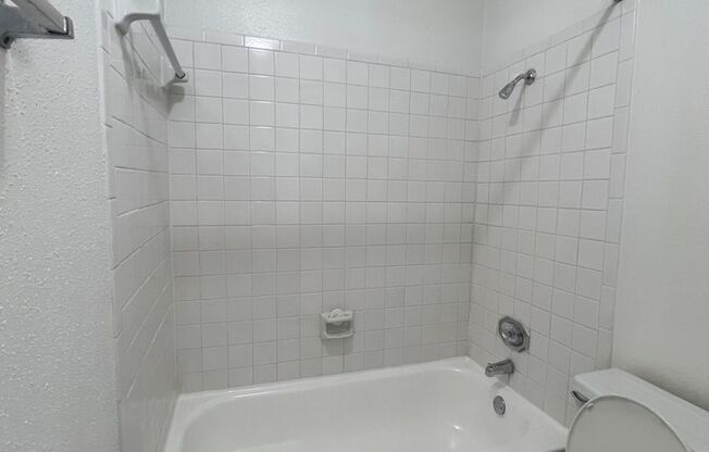 2 beds, 2 baths, 1,000 sqft, $1,225, Unit 414
