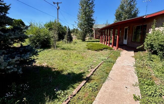 Cabin Like 3bd/2ba Home only 10 Minutes from NAU on 1 acre next to forest Service and Hiking/Biking