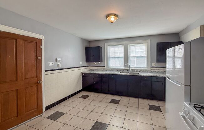 2 beds, 1 bath, 574 sqft, $1,995, Unit 257 Sheffield Ave Unit 1