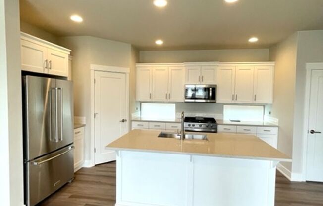 Gorgeous, like new home in Redmond!  A/C and community pool!