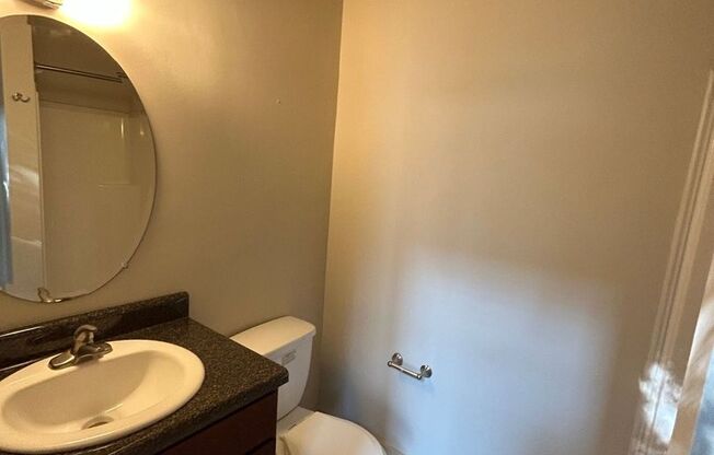 1 bed, 1 bath, 700 sqft, $1,200, Unit B4