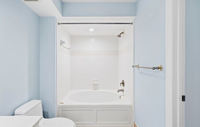 1 bed, 1 bath, 1,100 sqft, $2,495, Unit 400 E Bay Street #1810 (TP)