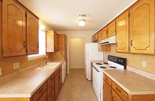 3 beds, 2 baths, $1,300