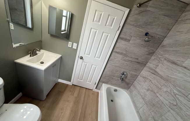 2/1.5 townhome Grant Park Available Now !