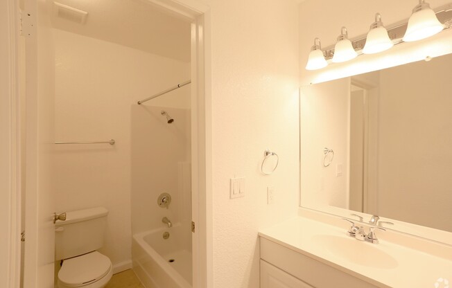 2 beds, 1 bath, 825 sqft, $1,695, Unit 0210