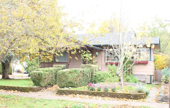 Charming bungalow with bonus office or Art Studio space! Beaumont/ Alameda!