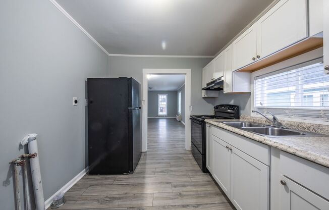 1 bed, 1 bath, 875 sqft, $800, Unit 107 Albany St