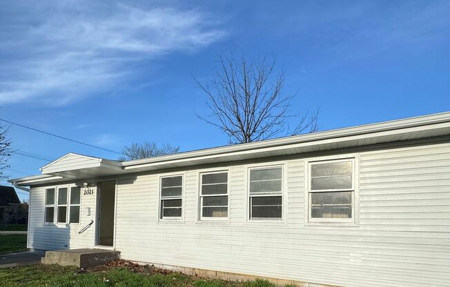 Remodeled 3 bedroom 1 bath duplex available now!